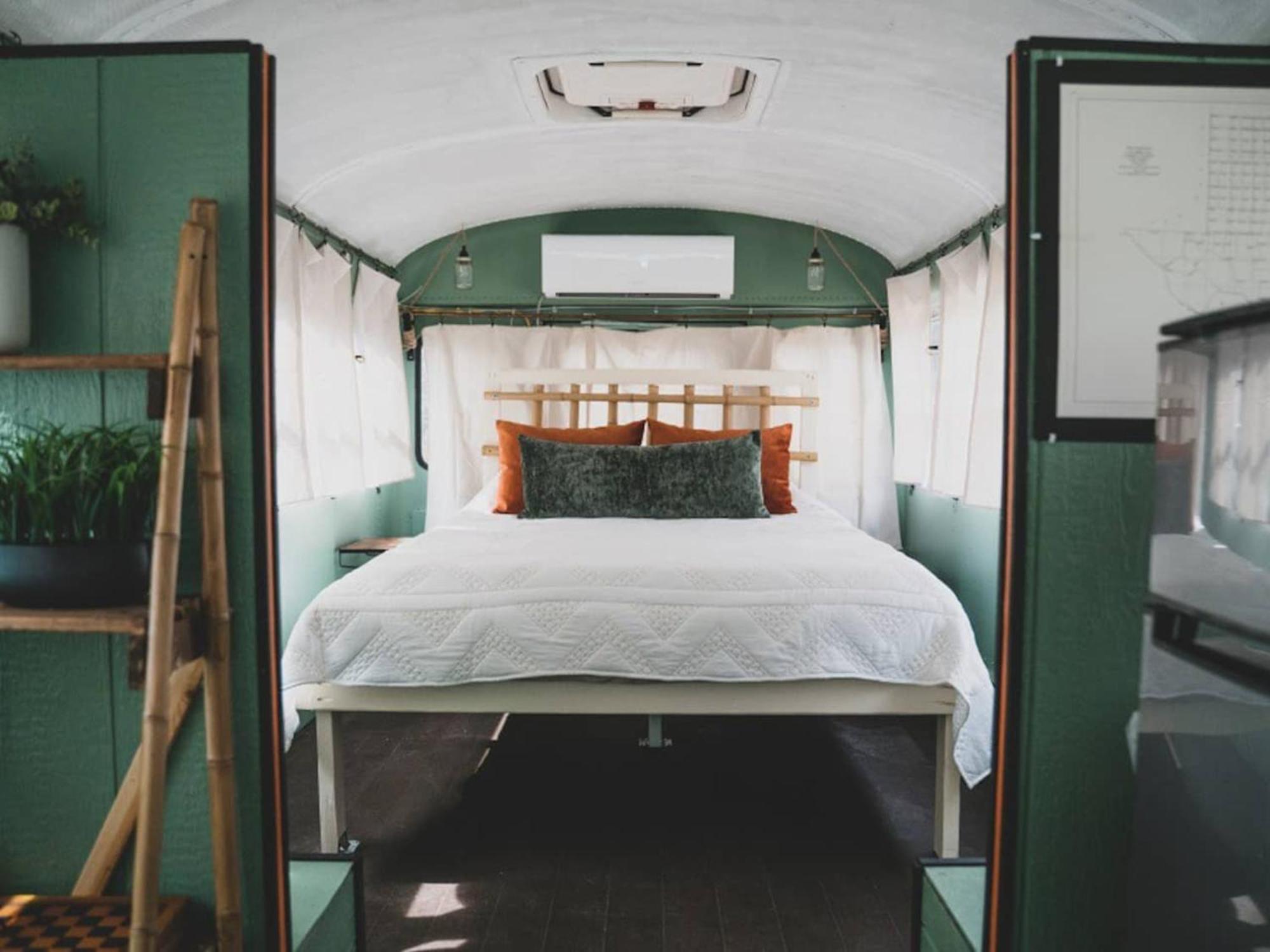 Holiday home Night Owl Bus-romantic Retreat With Pool, Fast Wi-fi & Scenic 10-acre Views