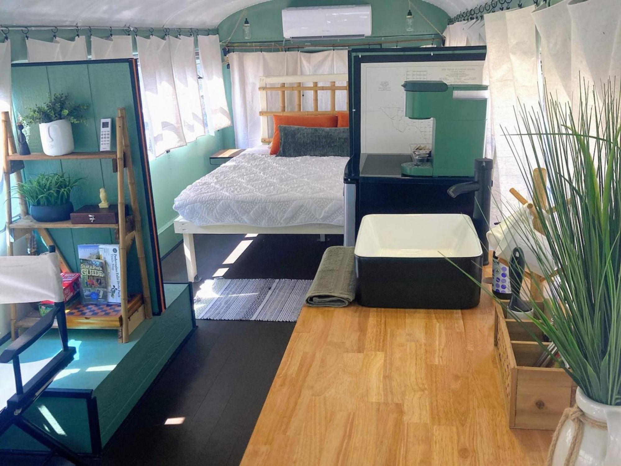 Night Owl Bus-romantic Retreat With Pool, Fast Wi-fi & Scenic 10-acre Views Holiday home